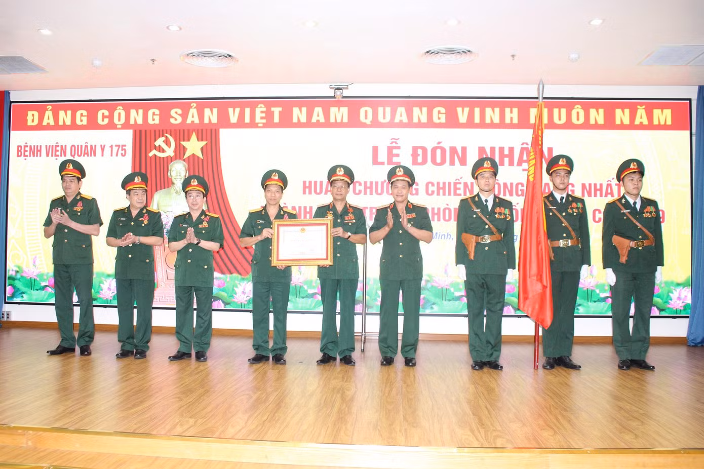 Bệnh viện Quân y 175 đón nhận Huân chương Chiến công hạng Nhất ảnh 1