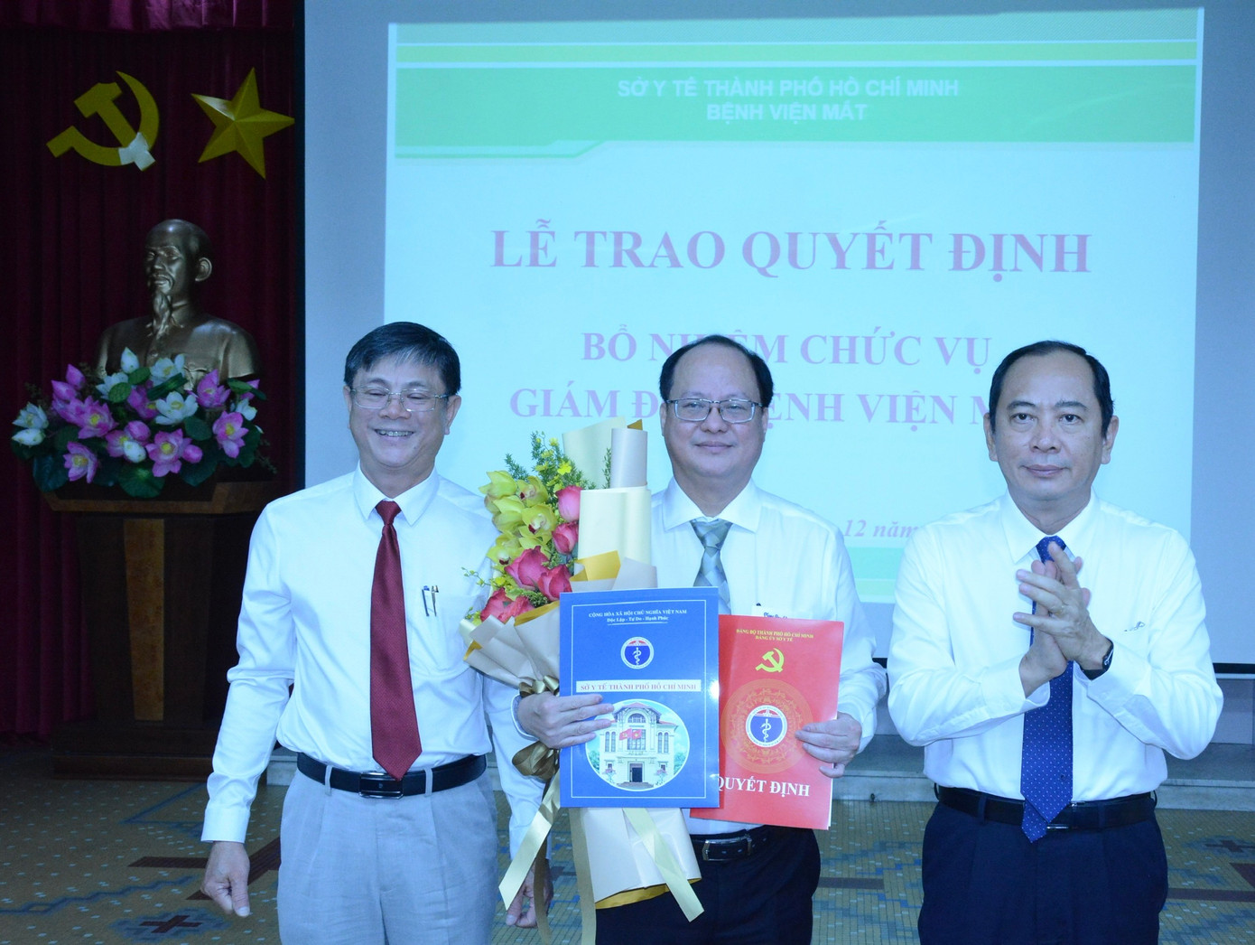 Quyết định bổ nhiệm chức danh Giám đốc Bệnh viện Mắt được trao tới BS Lê Anh Tuấn sáng 29/12