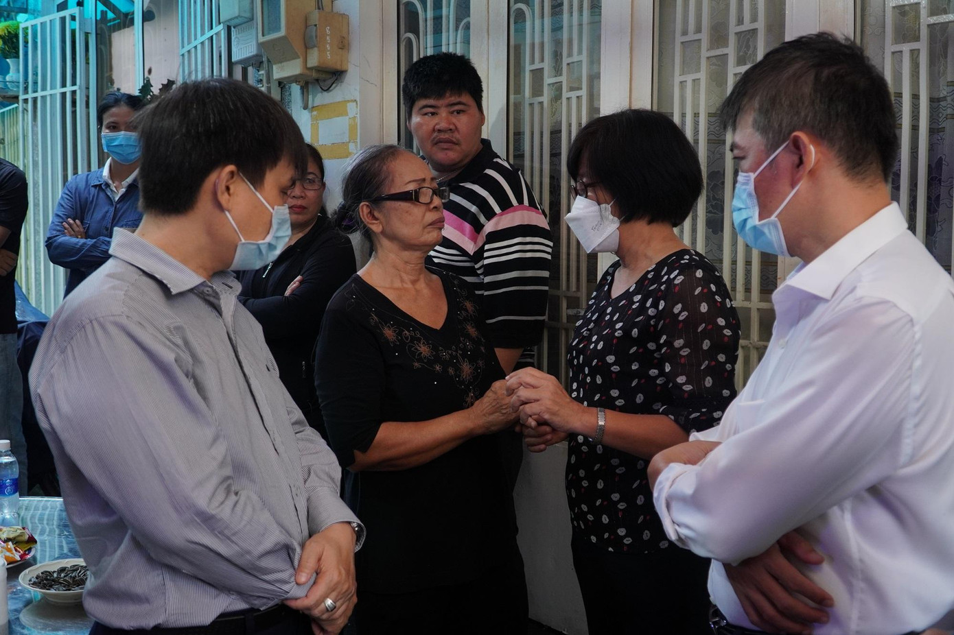 Các bác sĩ Bệnh viện Chợ Rẫy đến chia buồn cùng gia đình và tiễn biệt người quá cố Các bác sĩ Bệnh viện Chợ Rẫy đến chia buồn cùng gia đình và tiễn biệt người quá cố