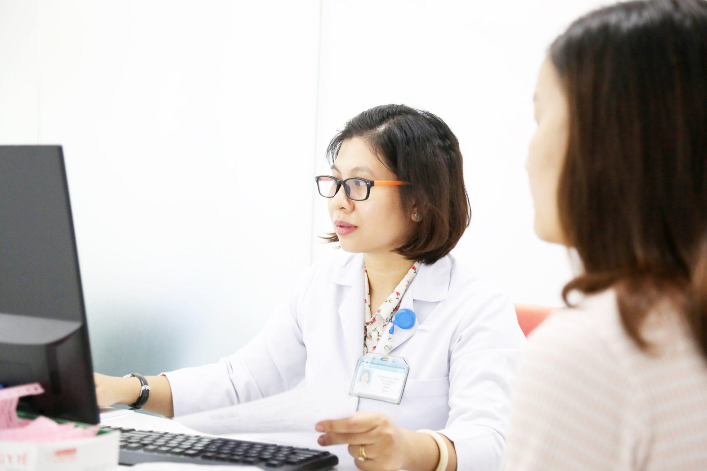 Bác sĩ Bệnh viện Thành phố Thủ Đức thăm khám cho bệnh nhân (ảnh: BVCC) Bác sĩ Bệnh viện Thành phố Thủ Đức thăm khám cho bệnh nhân (ảnh: BVCC)