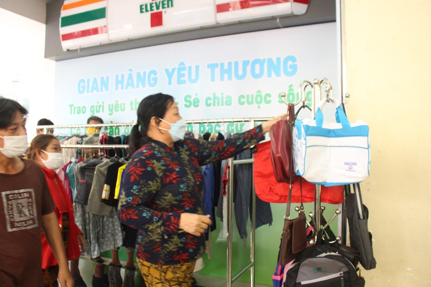 Gian hàng đồ cũ được phục vụ miễn phí lần đầu tiên xuất hiện tại Bệnh viện Chợ Rẫy Gian hàng đồ cũ được phục vụ miễn phí lần đầu tiên xuất hiện tại Bệnh viện Chợ Rẫy