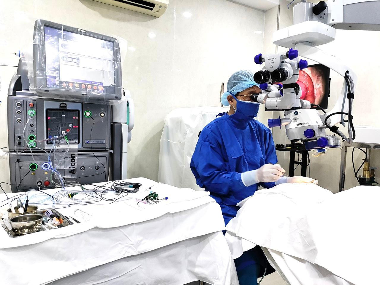 Một trường hợp bị bệnh lý võng mạc được bác sĩ thực hiện phẫu thuật Một trường hợp bị bệnh lý võng mạc được bác sĩ thực hiện phẫu thuật