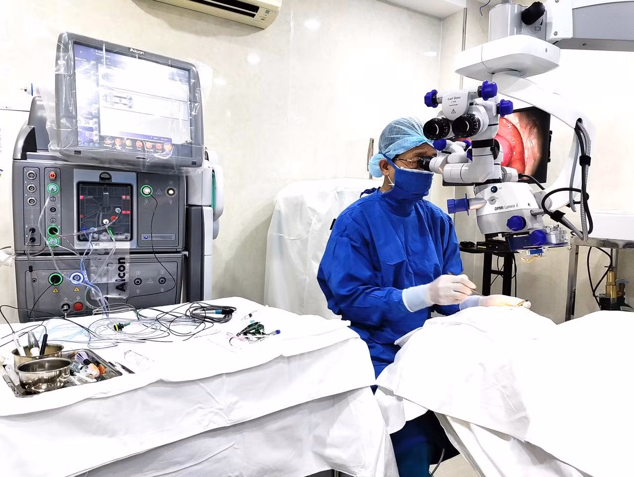 Một trường hợp bị bệnh lý võng mạc được bác sĩ thực hiện phẫu thuật Một trường hợp bị bệnh lý võng mạc được bác sĩ thực hiện phẫu thuật