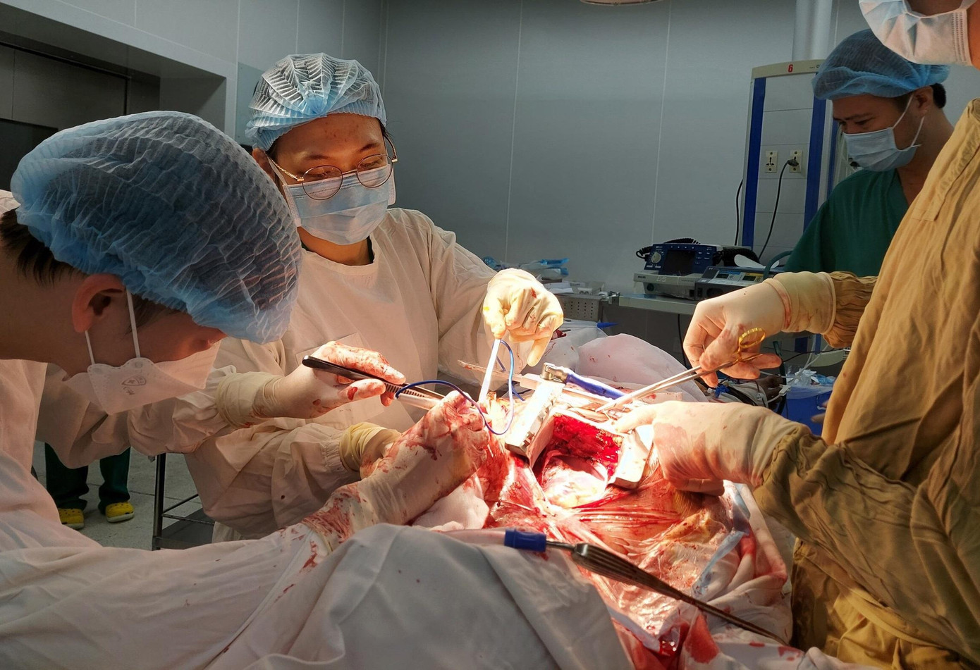 Bệnh nhân nhập viện trong tình trạng nguy kịch được bác sĩ thực hiện phẫu thuật cứu sống