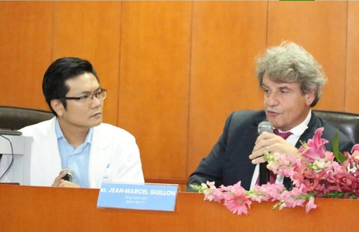 BS Jean-Marcel Guillon (người ngồi bên phải) cho biết sẽ đến xin lỗi người bảo vệ sau sự việc đáng tiếc xảy ra BS Jean-Marcel Guillon (người ngồi bên phải) cho biết sẽ đến xin lỗi người bảo vệ sau sự việc đáng tiếc xảy ra