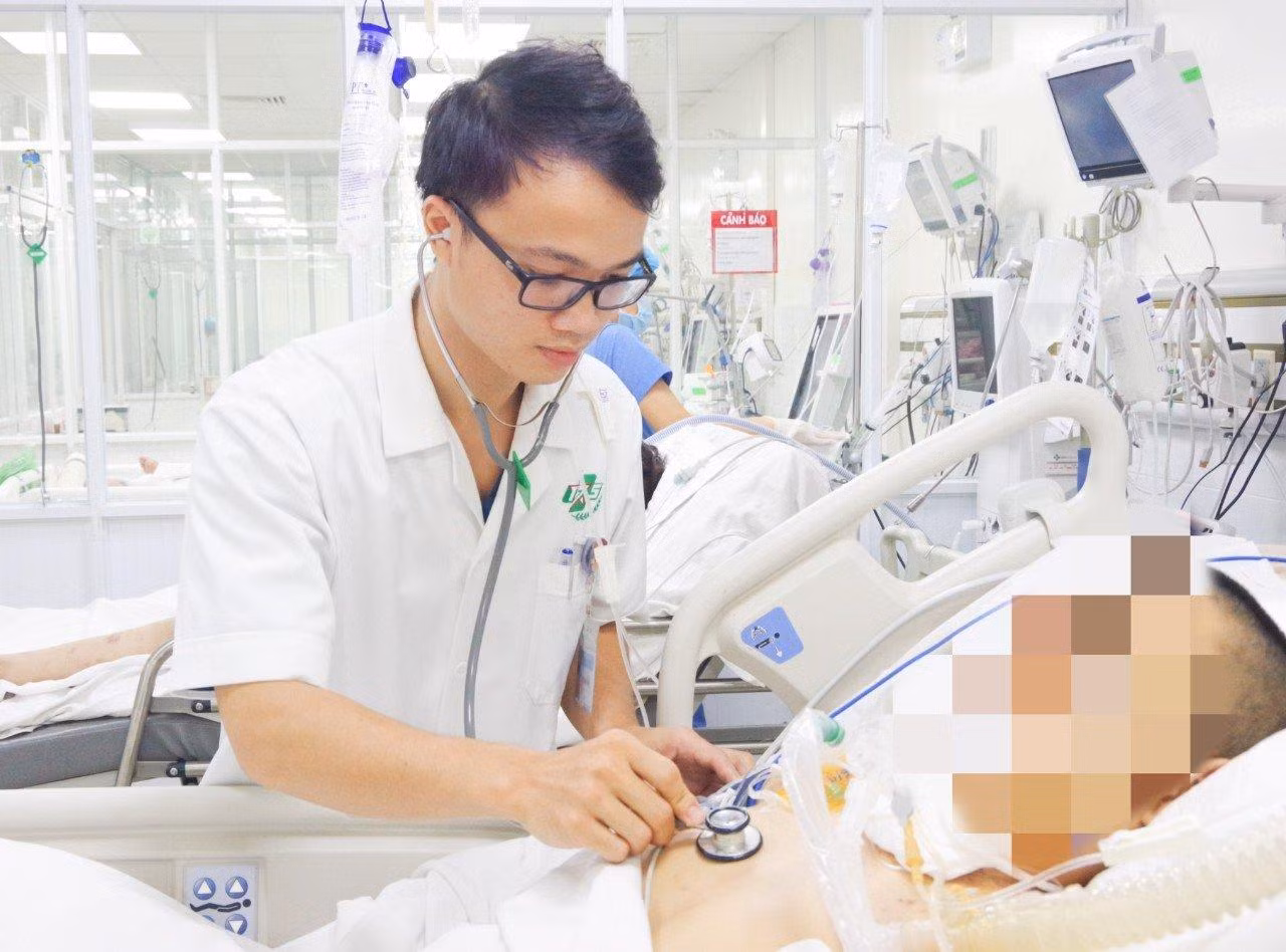 Hiện tình trạng sức khỏe của người bệnh đã có diễn tiến khả quan, đang được tập cai máy thở Hiện tình trạng sức khỏe của người bệnh đã có diễn tiến khả quan, đang được tập cai máy thở