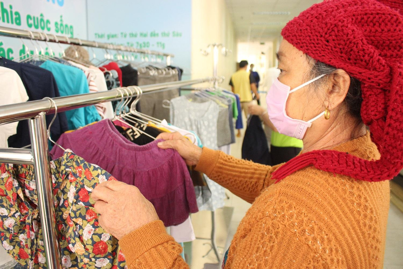 Ngay sau khi mở cửa, gian hàng đã nhận được sự quan tâm của rất nhiều người bệnh và thân nhân Ngay sau khi mở cửa, gian hàng đã nhận được sự quan tâm của rất nhiều người bệnh và thân nhân