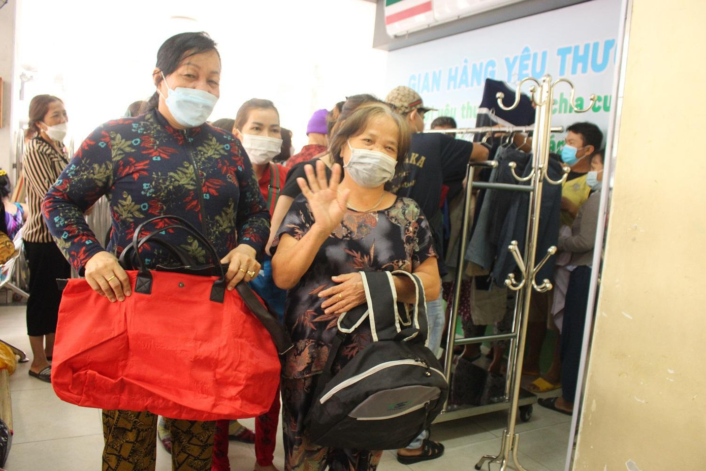 Niềm vui của người bệnh và thân nhân khi được đi shopping với giá "0 đồng" ngay trong bệnh viện Niềm vui của người bệnh và thân nhân khi được đi shopping với giá "0 đồng" ngay trong bệnh viện