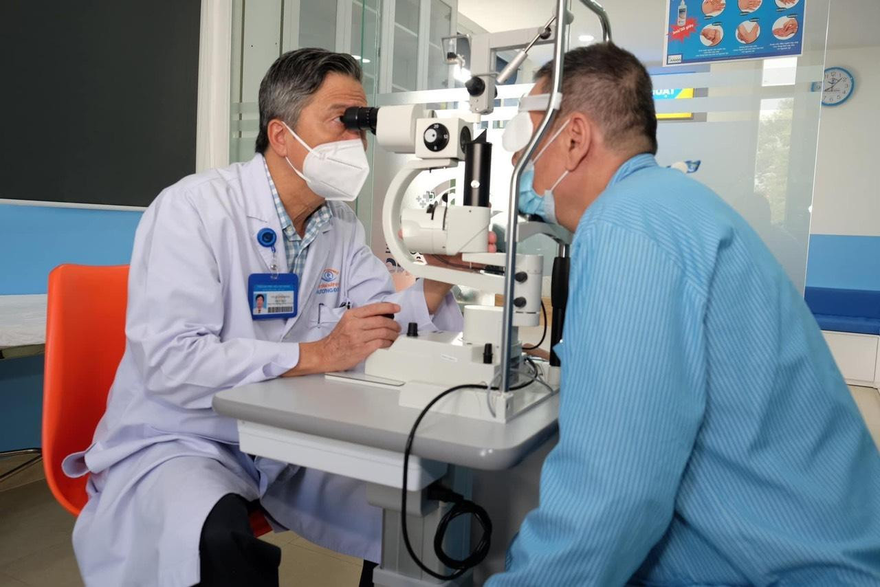 Bác sĩ đang khám cho bệnh nhân có chỉ định phẫu thuật dịch kính võng mạc Bác sĩ đang khám cho bệnh nhân có chỉ định phẫu thuật dịch kính võng mạc