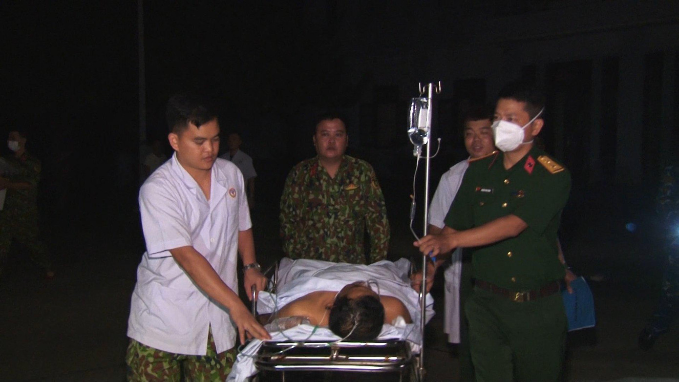 Các bác sĩ tiếp nhận bệnh nhân tại đảo Trường Sa đưa vào đất liền điều trị Các bác sĩ tiếp nhận bệnh nhân tại đảo Trường Sa đưa vào đất liền điều trị