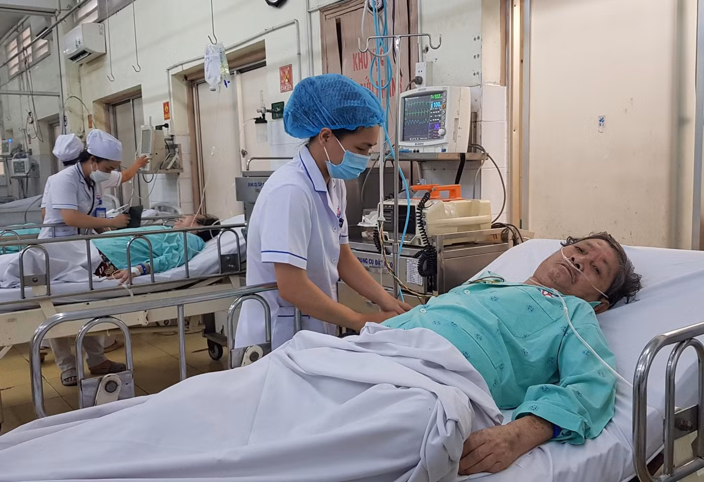 Các bệnh viện công lập đang cần tháo gỡ khó khăn để tiếp tục phát triển