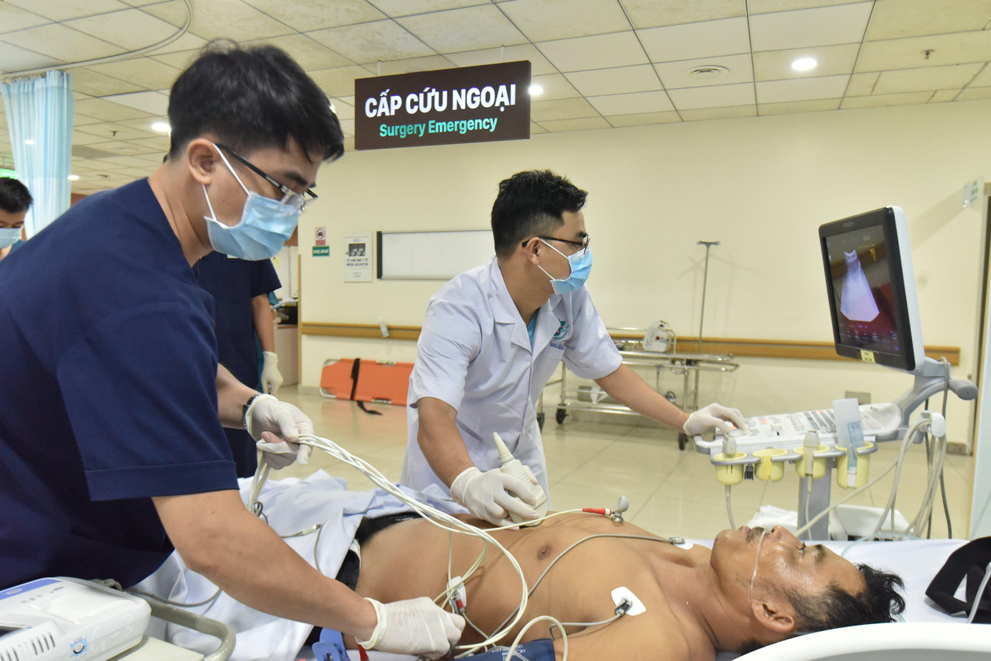 Các bác sĩ Bệnh viện Quân y 175 tiến hành siêu âm tại giường cho người bệnh Các bác sĩ Bệnh viện Quân y 175 tiến hành siêu âm tại giường cho người bệnh