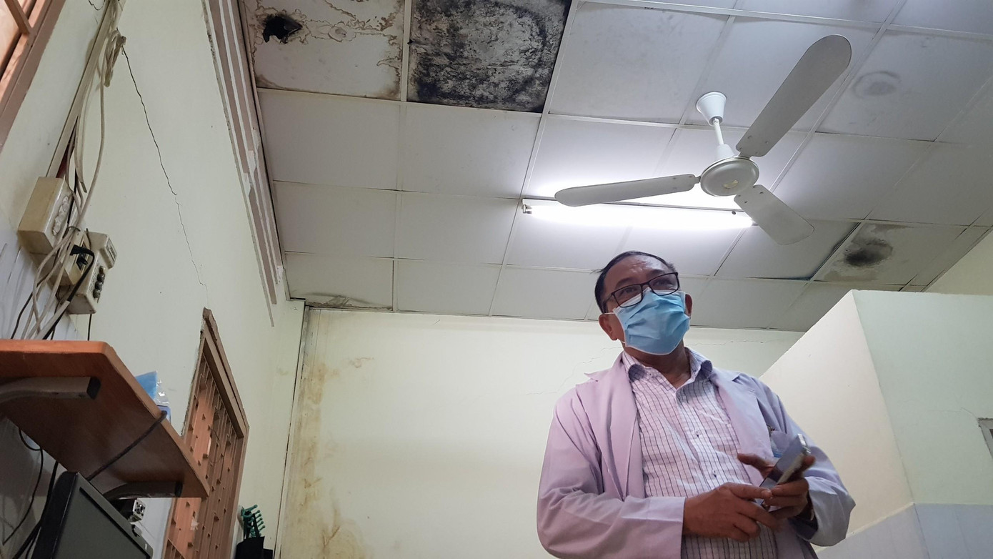 TS Huy Tuấn trong căn phòng dành cho trưởng khoa trần nhà đã phủ rêu mốc vì mưa dột TS Huy Tuấn trong căn phòng dành cho trưởng khoa trần nhà đã phủ rêu mốc vì mưa dột