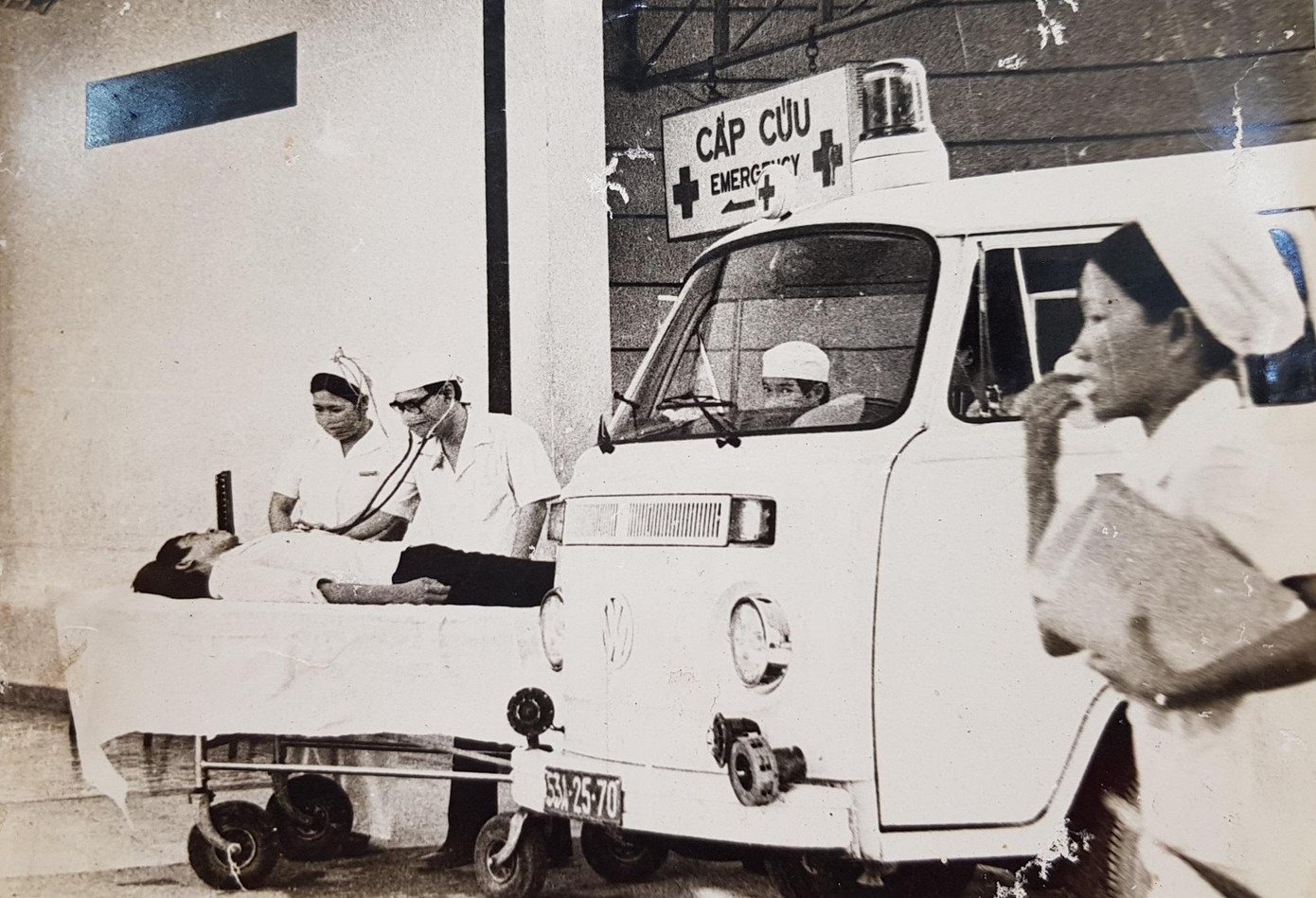 Các bác sĩ Bệnh viện Bệnh Nhiệt Đới cấp cứu cho bệnh nhân (ảnh: tư liệu)