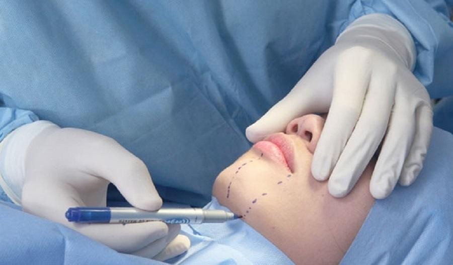 Phẫu thuật thẩm mỹ tại các cơ sở tư nhân không được đầu tư đồng bộ luôn tiềm ẩn nhiều rủi ro với người bệnh (ảnh minh họa)