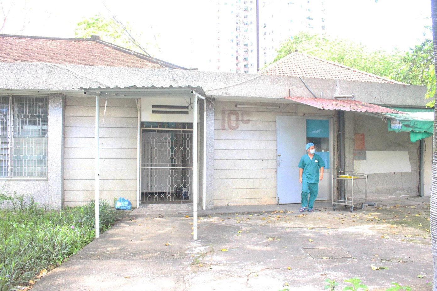 Một số khu nhà cũ hiện đã được chuyển công năng sang làm kho vì không còn đảm bảo an toàn cho người bệnh