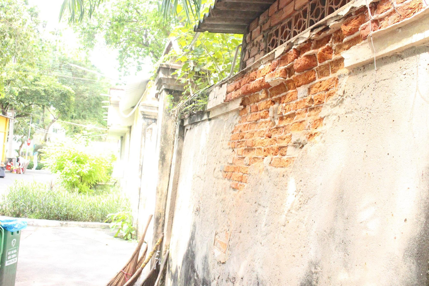 Những kiến trúc cổ trong khuôn viên bệnh viện đang dần xuống cấp theo thời gian bên cạnh các tòa nhà cao tầng mọc như nấm xung quanh bệnh viện