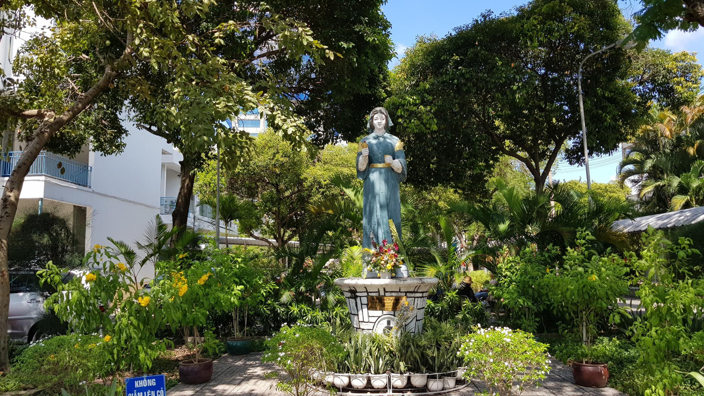 Tượng bà Florence Nightingale, người sáng lập ngành điều dưỡng hiện đại trong khuôn viên xanh mát của bệnh viện