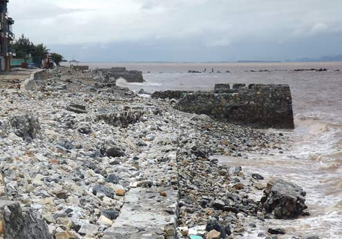 Đoạn kè kiên cố giờ ngổn ngang đá