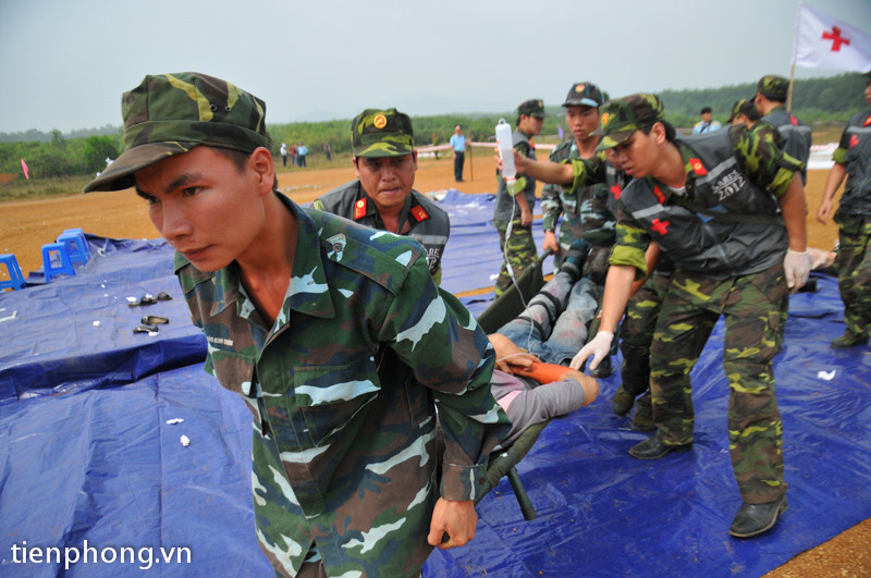 Với những hành khách bị thương nặng, lực lượng cứu hộ chuyển lên tuyến trên để chữa trị kịp thời