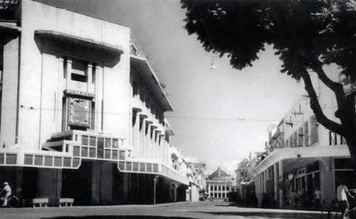 Hẳn các bạn cũng nhận ra đây là phố Tràng Tiền với hình ảnh Nhà hát lớn phía xa