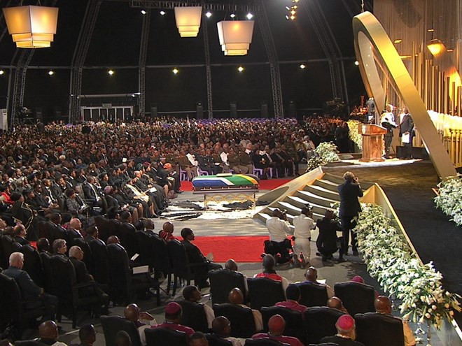 Tổng thống Venezuela Hugo Chavez và cựu Tổng thống Nam Phi Nelson Mandela qua đời