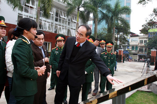 Phó Thủ tướng trao đổi với nhân viên bảo tàng bên xác chiếc máy bay B-52. Phó Thủ tướng trao đổi với nhân viên bảo tàng bên xác chiếc máy bay B-52