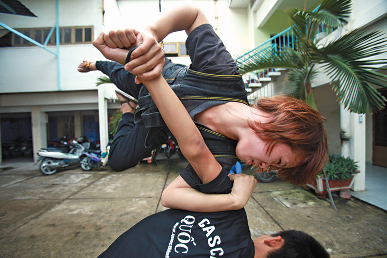 Đòn đối kháng đầy kịch tính của diễn viên đóng thế Dương Thị Huyền. Có vẻ như cô thích hợp với đòn này.