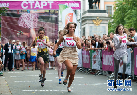 Những đôi giày gót cao là vật dụng quen thuộc trong đời sống hàng ngày của các cô gái, nay đồng hành cùng các cô trong cuộc đua thú vị