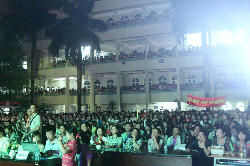 Đêm Chung kết thu hút đông dảo khán giả đến cổ vũ dù trời mưa