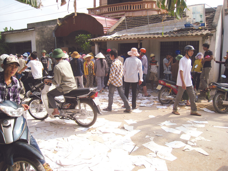 Người quá khích tập trung trước nhà Chủ tịch xã hôm 25-5