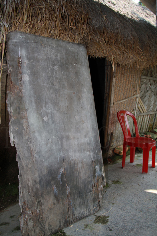 Trong ảnh là chiếc mặt bàn cũ được Đức tận dụng làm bảng học. Đây là chiêu tiết kiệm tiền mua giấy nháp của Đức. Theo lời ông ngoại của Đức, trung bình mỗi tuần tốn khoảng một hộp phấn. Ảnh: Trường Phong