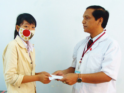 Hạnh nhận tiền hỗ trợ của Bệnh viện Đa khoa Đắk Lắk
