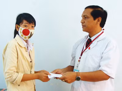 Hạnh nhận tiền hỗ trợ của Bệnh viện Đa khoa Đắk Lắk. Hạnh nhận tiền hỗ trợ của Bệnh viện Đa khoa Đắk Lắk