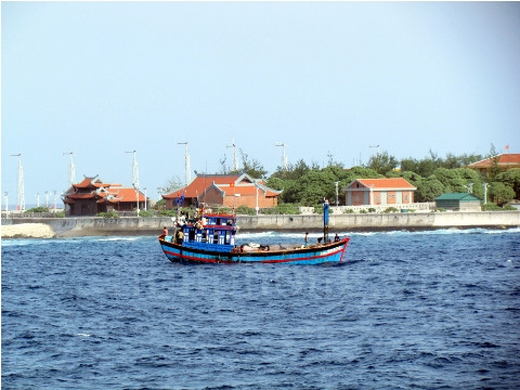 Tàu của ngư dân Quảng Ngãi bên đảo Song Tử Tây – ảnh Nguyễn Đình Quân