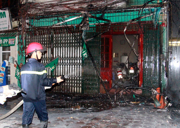 Xe máy và nhiều tài sản trong ba tòa nhà may mắn không bị ảnh hưởng