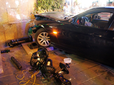 BMW 320i đã húc gãy trụ đèn và đâm đầu vào tường bệnh viện phụ sản. Ảnh: An Nhơn