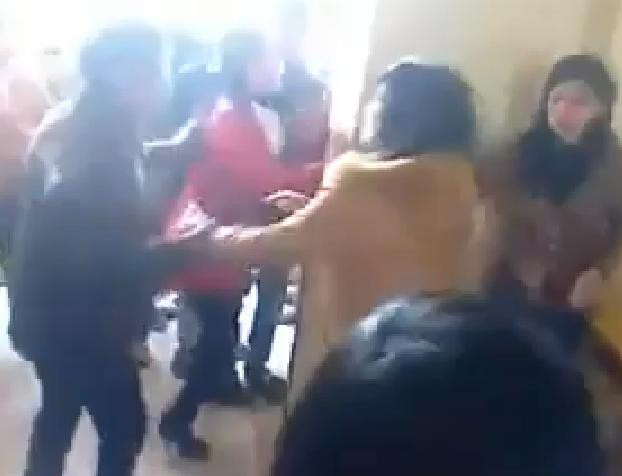 Đến khi có một thầy giáo đến xử lý thì vụ việc mới kết thúc.