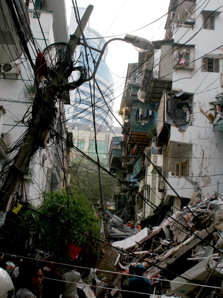 Một số hộ gia đình ở phía say tòa nhà cũng bị ảnh hưởng