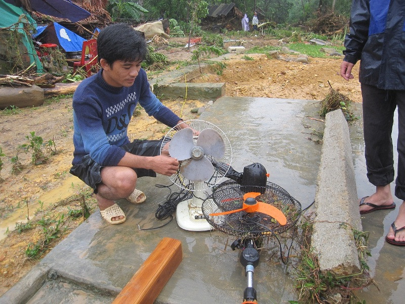 Anh Đặng Như Quý bật khóc bên đống đổ nát