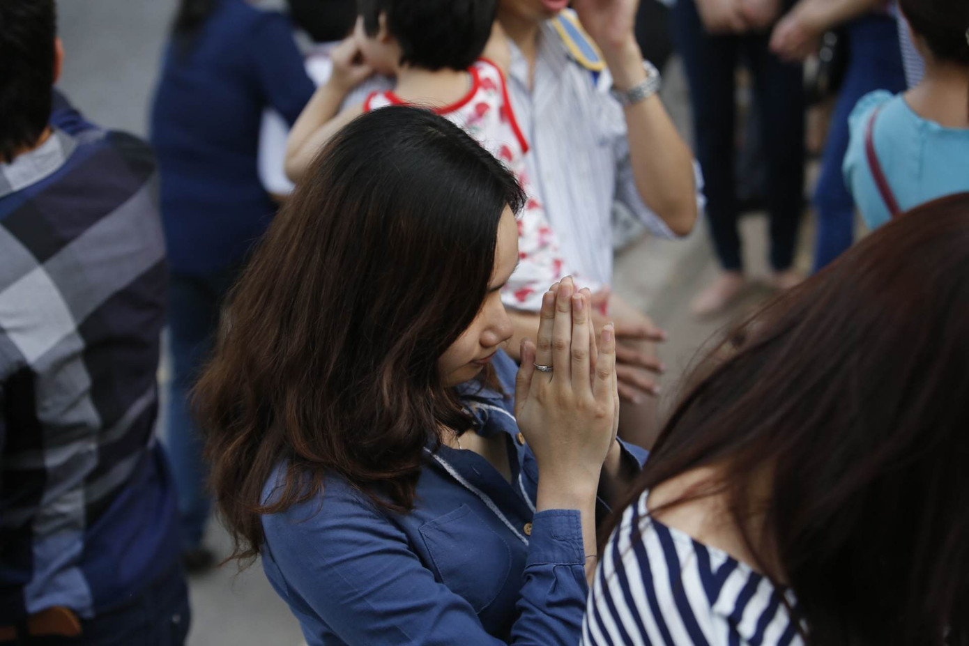 Không xếp hàng vào viếng Đại tướng, người phụ này đành chọn phương án bái vọng từ xa