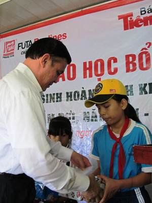 Ông Nguyễn Công Đỉnh trao quà. cho học sinh. Ảnh: Nguyễn Tiến Hưng