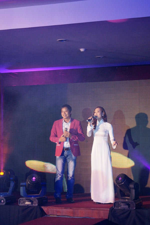 Ca sĩ Sao Mai điểm hẹn hát chào mừng tại buổi lễ