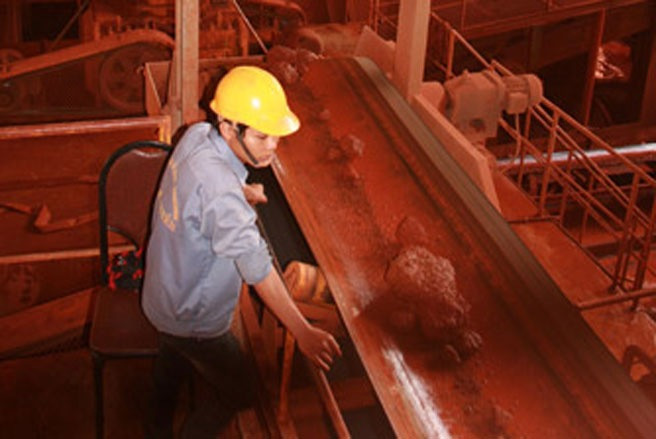 Sản phẩm từ máy đập búa và sàng rung rửa được vận chuyển qua băng tải về kho quặng tinh