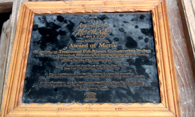 Tấm biển ghi nhận của UNESCO công nhận đây là một trong mười ngôi nhà cổ dân gian truyền thống đẹp nhất Việt Nam