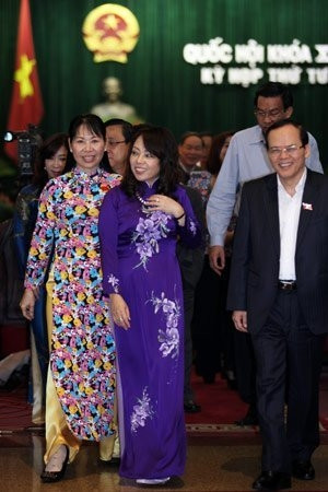 Bộ trưởng Y tế Nguyễn Thị Kim Tiến (giữa) trong bộ áo dài nền nã sau khi đăng đàn trả lời chất vấn