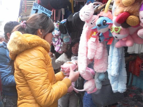 Do mới vào đợt lạnh đầu tiên nên những phụ kiện nhỏ như bông bịp tai, khăn được sắm nhiều nhất. Do mới vào đợt lạnh đầu tiên nên những phụ kiện nhỏ như bông bịp tai, khăn được sắm nhiều nhất Bài viết: http://news.zing.vn/Cho-Ha-Noi-bat-dau-nong-vi-troi-lanh-post372505.html#category Nguồn Zing News