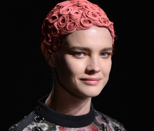 1. Chân dài Cara Delevingne xuất hiện trong show thời trang của Jean Paul Gaultier với kiểu tóc "mullet" (phía trước ngắn và phía sau dài). Tuy nhiên, bộ tóc giả lại lệch tông màu với tóc thật, khiến cô nàng trông càng ngổ ngáo. Với biểu cảm khuôn mặt nghiêm trang, thậm chí dữ dằn của người mẫu, thật không khó để nhận ra cá tính nổi loạn trong BST của Jean Paul Gaultier. Với Jean Paul Gaultier, kiểu tóc không quyết định trang phục bạn mặc trên người bởi vì chúng có thể là hai thái cực trái ngược nhau. 2. Kiểu tóc của Af Vandervorst có lẽ "độc" nhất và khó áp dụng nhất khi khuôn mặt của người mẫu bị giấu đi hoàn toàn, chỉ hở bờ môi đỏ mọng quyến rũ. Với một lớp tóc mái dài và dày như thế này che kín mặt, bạn sẽ chẳng thể nào bước đi cũng như gặp gỡ, trò chuyện với bất kỳ ai. Vì thế, đây là kiểu tóc chỉ có thể ngắm hoặc nếu có áp dụng thì phải theo một phiên bản khác. 3. Trong khi đó, người mẫu của Haider Ackermann xuất hiện trên đường băng với kiểu tóc búi - rối rắm và luộm thuộm. 4. Rick Owens không chỉ "quái" ở trang phục mà còn "quái" ở kiểu tóc cũng như trang điểm của người mẫu. Kiểu tóc "điện giật" có vẻ không bình thường nhưng biết đâu lại lọt vào mắt xanh của những cô nàng thích phong cách hoang dã. Dàn chân dài xuất hiện như những bóng ma vật vờ trên sàn catwalk. 5. Với Junya Watanabe, tóc "tổ quạ" mới là mốt của mùa thu - đông 2013, vừa ấm áp lại rất ấn tượng. Bạn có thể tạo nhiều kiểu "tổ quạ" khác nhau. 6. Givenchy lôi cuốn người xem bằng những kiểu tóc xoăn cuộn tròn nhiều màu sắc, giống như những viên kẹo ngọt ngào. Kiểu tóc này khiến nhiều người liên tưởng đến những chiếc mũ bơi.