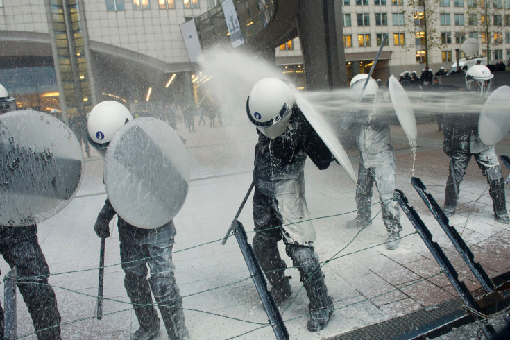 Cảnh sát bị người nông dân nuôi bò lấy sữa phun sữa vào người trong cuộc biểu tình trước tòa nhà Nghị viện Châu Âu ở Brussels