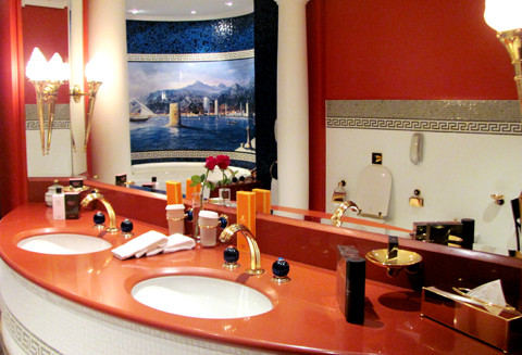 Các chi tiết bên trong phòng tắm như vòi nước, kệ đèn...cũng được dát vàng, cho thấy sự xa hoa của khách sạn này. Các chi tiết bên trong phòng tắm như vòi nước, kệ đèn...cũng được dát vàng, cho thấy sự xa hoa của khách sạn này